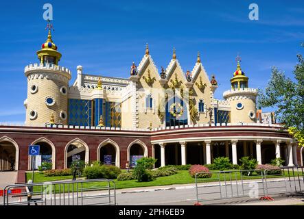 Kasan, Russland - 18. Jun 2021: Tatarisches Staatspuppentheater Ekiyat, Kasan, Tatarstan. Es ist das Wahrzeichen von Kazan. Vorderansicht des schönen Gebäudes, Kinder Stockfoto