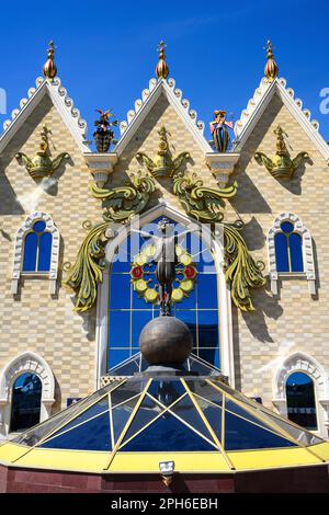 Kasan, Russland - 18. Juni 2021: Tatar-Staatspuppentheater Ekiyat, Kasan, Tatarstan. Es ist ein Wahrzeichen von Kasan. Wunderschönes Gebäude, Kindermärchen Stockfoto