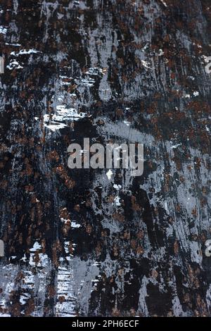 Verwitterte Hintergrundstruktur mit Metallplatten mit Kratzern und Rost. Stockfoto
