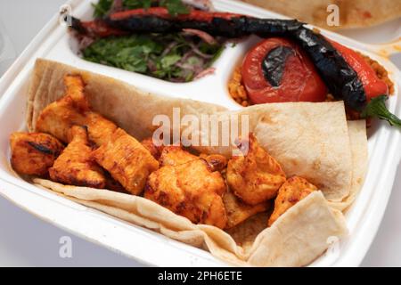 Shish Kebab und Pita Brot auf einem Einwegteller. Türkische Küche. Lieferung von Lebensmitteln Stockfoto