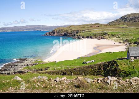 Der geschützte weiße Sandstrand in Sangobeg, Durness, North Coast Sutherland an einem wunderschönen sonnigen, ruhigen Frühlingstag, Scottish Highlands, Schottland, Großbritannien Stockfoto