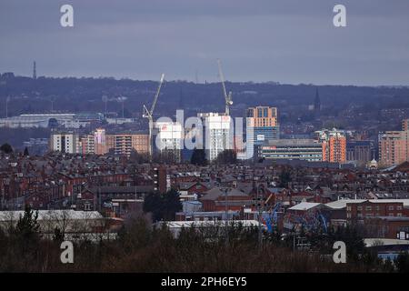 Springwell Gardens, Latitude Purple & The Junction sind Apartments, die alle im Stadtzentrum von Leeds gebaut werden und vom Middleton Park aus gesehen werden können Stockfoto