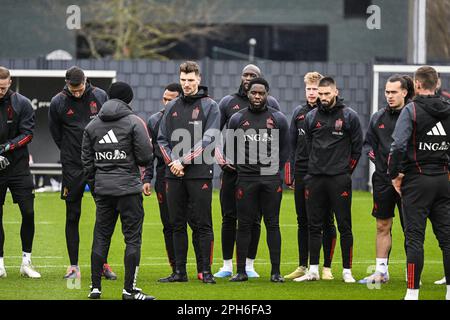 Tubize, Belgien. 26. März 2023. Der belgische Thomas Meunier, der belgische Orel Mangala und der belgische Yannick Carrasco wurden während eines Trainings der belgischen Fußballnationalmannschaft Red Devils am Sonntag, den 26. März 2023, im RBFA-Hauptsitz der Royal Belgischen Fußballvereinigung in Tubize abgebildet. Die Red Devils bereiten sich auf das kommende Spiel gegen Deutschland vor. BELGA FOTO TOM GOYVAERTS Kredit: Belga News Agency/Alamy Live News Stockfoto