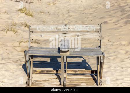 Handgefertigte Holzbank mit Ocean Rd Beach auf der Rückseite von Hand bemalt Stockfoto