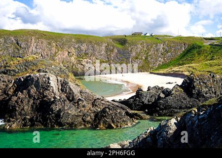 Dramatische Felsformationen, unberührter weißer Sand und eine steile Klippe am Ende von Sango Sands Beach, Durness, North Coast Sutherland, Scottish Highlands. Stockfoto