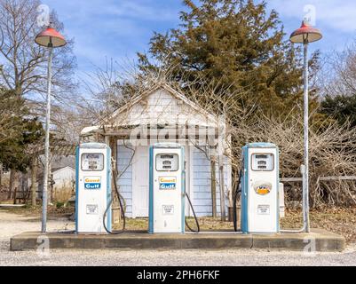 Landschaft bestehend aus drei alten Golfgaspumpen Stockfoto