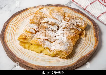 Griechisches Gebäck Bougatsa mit Phyllo-Teig und Grieß-Vanillesahne. Stockfoto