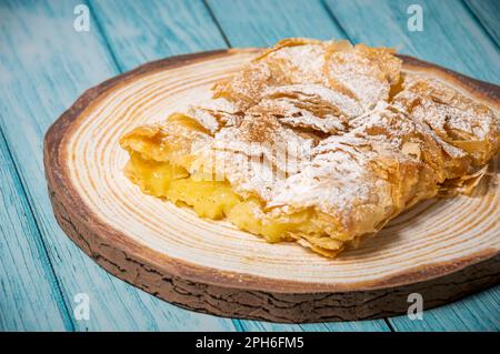 Griechisches Gebäck Bougatsa mit Phyllo-Teig und Grieß-Vanillesahne. Stockfoto