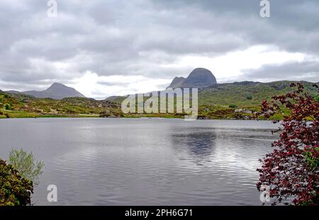 Blick über Loch Druim Suardalain nach Canisp und Suilven, hoch über dem rauen Gelände am loch, Glen Canisp, Assynt, Sutherland, Schottland, Großbritannien Stockfoto