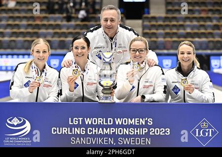 Sandviken, Schweden. 26. März 2023. Briar Schwaller-Huerlimann, Carole Howald, Alina Pätz och Skipper Silvana Tirinzoni, Schweiz, Goldmedaillengewinner der LGT-Weltmeisterschaft für Curling der Frauen in der Goransson Arena in Sandviken, Schweden, am 26. März 2023. Foto: Jonas Ekstromer/TT/Code 10030 Kredit: TT News Agency/Alamy Live News Stockfoto