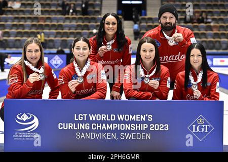 Sandviken, Schweden. 26. März 2023. Briane Harris, Shannon Birchard, Krysten Karwack, Val Sweeting und Kerri Einarson, Schweiz, Bronzemedaillen der LGT-Weltmeisterschaft für Curling-Frauen in der Goransson Arena in Sandviken, Schweden, am 26. März 2023. Foto: Jonas Ekstromer/TT/Code 10030 Kredit: TT News Agency/Alamy Live News Stockfoto