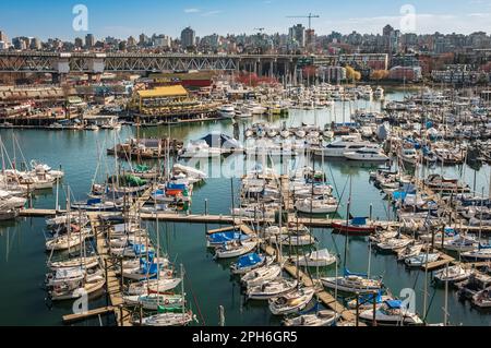 Blick auf den False Creek Harbour in Vancouver an einem sonnigen Tag in Kanada. Boote und Yachten am Fisherman Wharf Pier in der False Creek Marina Granville Island... Stockfoto