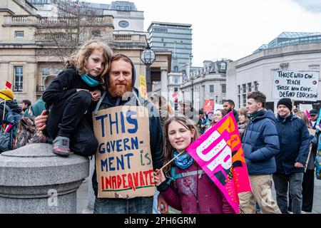 London, Großbritannien. 15. März 2023. Vater mit Kindern, die bei der größten Demonstration seit Beginn der Streiks protestierten. Der "Budget Day"-Protest im Zentrum von London. Tausende marschierten durch die Straßen in Richtung Trafalgar Square, darunter Lehrer, Ärzte in der Ausbildung und Beamte, die sich alle um bessere Bezahlung und Arbeitsbedingungen bemühten. Insgesamt haben rund eine halbe Million Beschäftigte im öffentlichen Dienst im ganzen Land zu viel bezahlt. Stockfoto