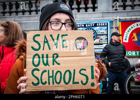 London, Großbritannien. 15. März 2023. Protestteilnehmer mit selbstgemachtem Schild am größten Protest seit Beginn der Streiks. Der "Budget Day"-Protest im Zentrum von London. Tausende marschierten durch die Straßen in Richtung Trafalgar Square, darunter Lehrer, Ärzte in der Ausbildung und Beamte, die sich alle um bessere Bezahlung und Arbeitsbedingungen bemühten. Insgesamt haben rund eine halbe Million Beschäftigte im öffentlichen Dienst im ganzen Land zu viel bezahlt. Stockfoto