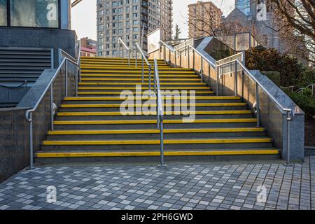 Abstrakte Treppen mit Metallgeländern in der Stadt. Abstrakte Treppen, Zementtreppen, breite Steintreppe, die oft an Denkmälern und Wahrzeichen zu sehen ist, breite Steinstraße Stockfoto
