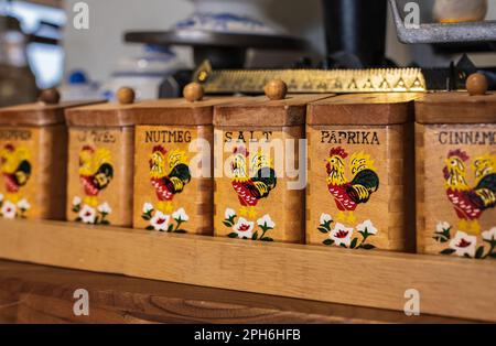 Alte Holzkisten mit Gewürzen. Auswahl an Gewürzen in Gewürzboxen in der Küche. Auswahl an trockenen Gewürzen in altlackierten Boxen. Niemand, verschwommen Stockfoto