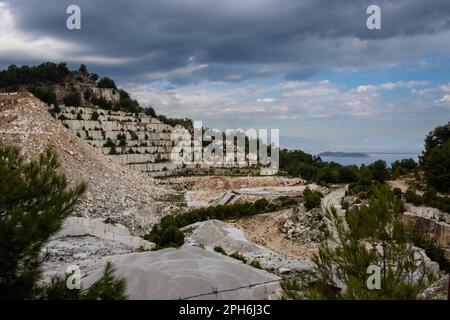 Marmorbergbau im Osten der Insel. Weißer Stein in Blöcken und Kies. Küste des Thrakischen Meeres. Porto Vathy, Insel Thassos (Thasos), Gr Stockfoto