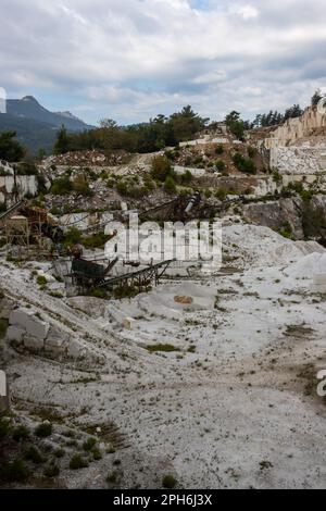 Marmorbergbau im Osten der Insel. Weißer Stein in Blöcken und Kies. Küste des Thrakischen Meeres. Porto Vathy, Insel Thassos (Thasos), Gr Stockfoto