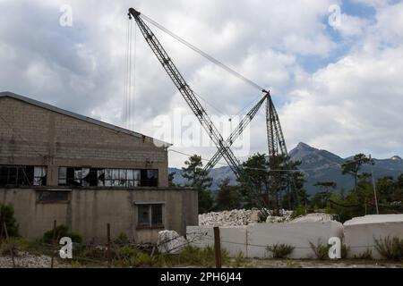 Marmorbergbau im Osten der Insel. Weißer Stein in Blöcken und Kies. Küste des Thrakischen Meeres. Porto Vathy, Insel Thassos (Thasos), Gr Stockfoto