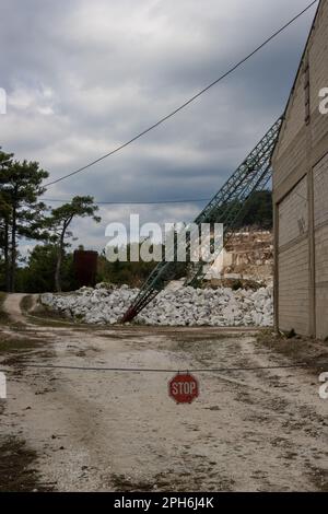 Marmorbergbau im Osten der Insel. Weißer Stein in Blöcken und Kies. Küste des Thrakischen Meeres. Porto Vathy, Insel Thassos (Thasos), Gr Stockfoto