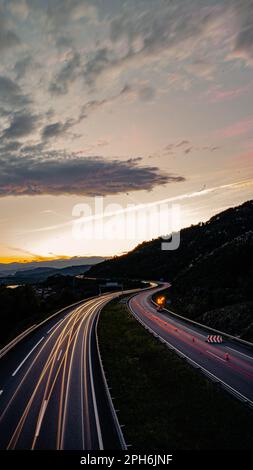 Autobahn bei Sonnenuntergang Stockfoto