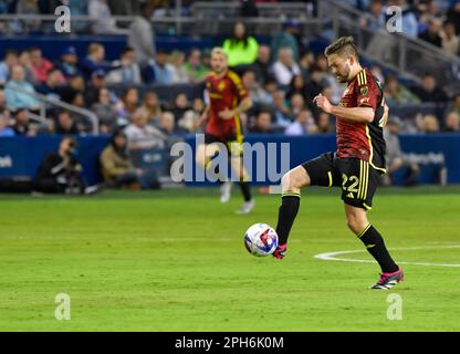 Kansas City, USA. 25. März 2023. Seattle Sounders Mittelfeldspieler Kelyn Rowe (22) bewegt den Ball nach unten. Am 25. März 2023 fand im Children's Mercy Park Stadium in Kansas City, KS, USA ein Fußballspiel der Major League statt. (Foto: Tim Vizer/Sipa USA) Kredit: SIPA USA/Alamy Live News Stockfoto