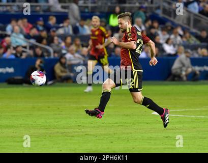 Kansas City, USA. 25. März 2023. Seattle Sounders Mittelfeldspieler Kelyn Rowe (22) bewegt den Ball nach unten. Am 25. März 2023 fand im Children's Mercy Park Stadium in Kansas City, KS, USA ein Fußballspiel der Major League statt. (Foto: Tim Vizer/Sipa USA) Kredit: SIPA USA/Alamy Live News Stockfoto