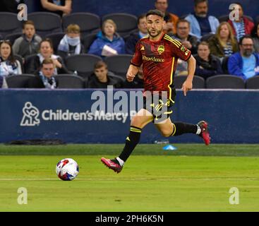 Kansas City, USA. 25. März 2023. Seattle Sounders Mittelfeldspieler Cristian Roldan (7) dribbelt im Downfield. Am 25. März 2023 fand im Children's Mercy Park Stadium in Kansas City, KS, USA ein Fußballspiel der Major League statt. (Foto: Tim Vizer/Sipa USA) Kredit: SIPA USA/Alamy Live News Stockfoto