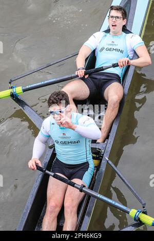 London, Vereinigtes Königreich, 26. März 2023. Matt Edge (Bow) und Nick Mayhew (2) feiern. Das Herrenrenrenrennen – Cambridge gewinnt nach dem früheren Sieg im Frauenrennen wieder. Das jährliche Bootsrennen zwischen Crews der Universität Oxford und der Universität Cambridge ist im Gange. Heute erstreckt sie sich über 185 Jahre Rivalität und Tradition zwischen den beiden Universitäten auf einem Meisterschaftskurs, der sich über 4,25 Meilen entlang der Themse in West-London zwischen Putney und Mortlake erstreckt. Die Crews treten in Achtfüßern-Ruderbooten gegeneinander an, die jeweils von einem cox gelenkt werden, und sehen, wie die Olympianer neben anderen Schülern rudern. Stockfoto