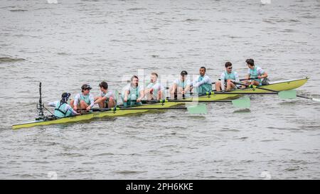 London, Großbritannien. 26. März 2023. Das Herrenrenrenrennen – Cambridge gewinnt nach dem früheren Sieg im Frauenrennen wieder. Das jährliche Bootsrennen zwischen Crews der Universität Oxford und der Universität Cambridge ist im Gange. Heute erstreckt sie sich über 185 Jahre Rivalität und Tradition zwischen den beiden Universitäten auf einem Meisterschaftskurs, der sich über 4,25 Meilen entlang der Themse in West-London zwischen Putney und Mortlake erstreckt. Die Crews treten in Achtfüßern-Ruderbooten gegeneinander an, die jeweils von einem cox gelenkt werden, und sehen, wie die Olympianer neben anderen Schülern rudern. Kredit: Imageplotter/Alamy Live News Stockfoto