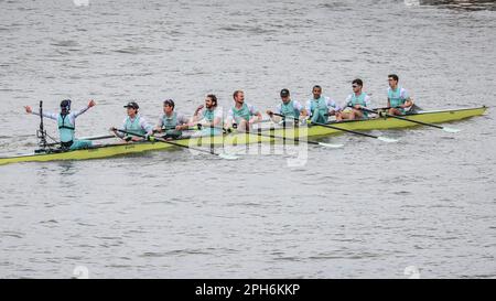 London, Großbritannien. 26. März 2023. Das Herrenrenrenrennen – Cambridge gewinnt nach dem früheren Sieg im Frauenrennen wieder. Das jährliche Bootsrennen zwischen Crews der Universität Oxford und der Universität Cambridge ist im Gange. Heute erstreckt sie sich über 185 Jahre Rivalität und Tradition zwischen den beiden Universitäten auf einem Meisterschaftskurs, der sich über 4,25 Meilen entlang der Themse in West-London zwischen Putney und Mortlake erstreckt. Die Crews treten in Achtfüßern-Ruderbooten gegeneinander an, die jeweils von einem cox gelenkt werden, und sehen, wie die Olympianer neben anderen Schülern rudern. Kredit: Imageplotter/Alamy Live News Stockfoto