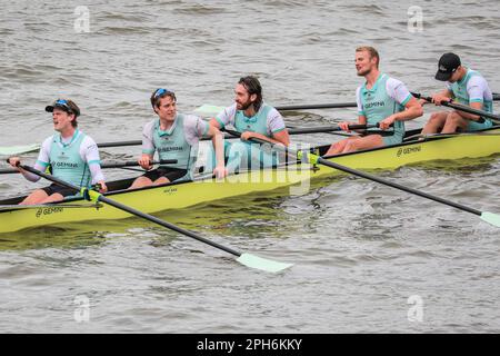 London, Großbritannien. 26. März 2023. Das Herrenrenrenrennen – Cambridge gewinnt nach dem früheren Sieg im Frauenrennen wieder. Das jährliche Bootsrennen zwischen Crews der Universität Oxford und der Universität Cambridge ist im Gange. Heute erstreckt sie sich über 185 Jahre Rivalität und Tradition zwischen den beiden Universitäten auf einem Meisterschaftskurs, der sich über 4,25 Meilen entlang der Themse in West-London zwischen Putney und Mortlake erstreckt. Die Crews treten in Achtfüßern-Ruderbooten gegeneinander an, die jeweils von einem cox gelenkt werden, und sehen, wie die Olympianer neben anderen Schülern rudern. Kredit: Imageplotter/Alamy Live News Stockfoto