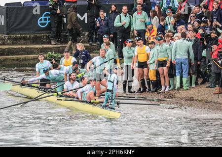 London, Vereinigtes Königreich, 26. März 2023. Die Feiern im Bootshaus sind etwas gedämpft, da einer der Oxford-Crew kurz nach dem Ende von ihrem Boot getragen wurde. Das Herrenrenrenrennen – Cambridge gewinnt nach dem früheren Sieg im Frauenrennen wieder. Das jährliche Bootsrennen zwischen Crews der Universität Oxford und der Universität Cambridge ist im Gange. Heute erstreckt sie sich über 185 Jahre Rivalität und Tradition zwischen den beiden Universitäten auf einem Meisterschaftskurs, der sich über 4,25 Meilen entlang der Themse in West-London zwischen Putney und Mortlake erstreckt. Die Crews treten in Achtböcken-Ruderbooten gegeneinander an Stockfoto