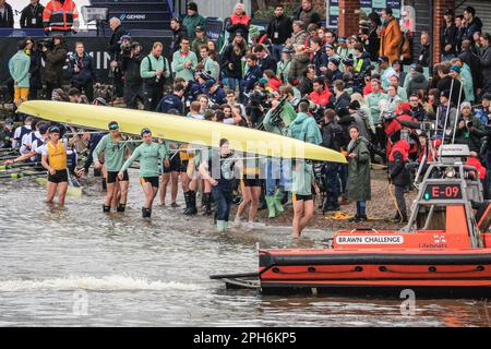 London, Vereinigtes Königreich, 26. März 2023. Die Feiern im Bootshaus sind etwas gedämpft, da einer der Oxford-Crew kurz nach dem Ende von ihrem Boot getragen wurde. Das Herrenrenrenrennen – Cambridge gewinnt nach dem früheren Sieg im Frauenrennen wieder. Das jährliche Bootsrennen zwischen Crews der Universität Oxford und der Universität Cambridge ist im Gange. Heute erstreckt sie sich über 185 Jahre Rivalität und Tradition zwischen den beiden Universitäten auf einem Meisterschaftskurs, der sich über 4,25 Meilen entlang der Themse in West-London zwischen Putney und Mortlake erstreckt. Die Crews treten in Achtböcken-Ruderbooten gegeneinander an Stockfoto