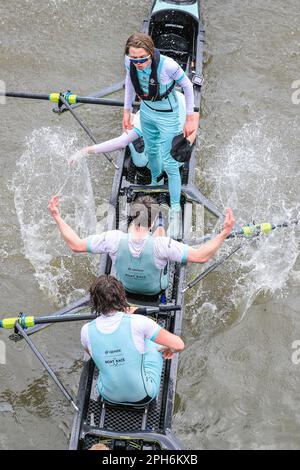 London, Großbritannien. 26. März 2023. Cambridge Cox Jasper Parish steht, während die Crew feiert und Wasser spritzt. Das Herrenrenrenrennen – Cambridge gewinnt nach dem früheren Sieg im Frauenrennen wieder. Das jährliche Bootsrennen zwischen Crews der Universität Oxford und der Universität Cambridge ist im Gange. Heute erstreckt sie sich über 185 Jahre Rivalität und Tradition zwischen den beiden Universitäten auf einem Meisterschaftskurs, der sich über 4,25 Meilen entlang der Themse in West-London zwischen Putney und Mortlake erstreckt. Kredit: Imageplotter/Alamy Live News Stockfoto