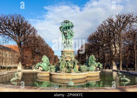 Fontaine de l'Observatoire im Jardin du Luxembourg in Paris, Frankreich, an einem kalten Wintertag. Die Skulptur repräsentiert die 4 Teile der Welt Stockfoto