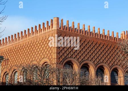 Blick auf das herrliche Gebäude des Instituts für Kunst und Archäologie der Sorbonne-Universität in Paris, Frankreich, aus der Nähe des Parks. Stockfoto