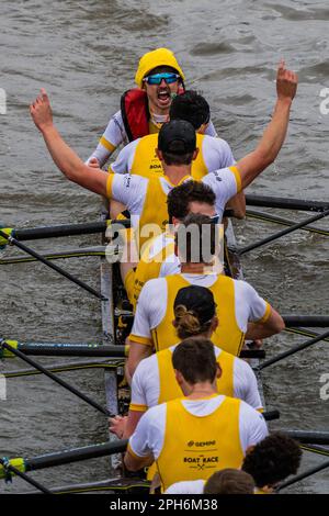 London, Großbritannien. 26. März 2023. Die Herren Second Crews schließen mit einem Sieg für Goldie (cambridge) und die cox feiert: Das Bootsrennen zwischen den Universitäten Oxford und Cambridge endet an der Chiswick Bridge. Kredit: Guy Bell/Alamy Live News Stockfoto