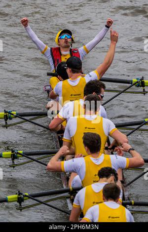 London, Großbritannien. 26. März 2023. Die Herren Second Crews schließen mit einem Sieg für Goldie (cambridge) und die cox feiert: Das Bootsrennen zwischen den Universitäten Oxford und Cambridge endet an der Chiswick Bridge. Kredit: Guy Bell/Alamy Live News Stockfoto