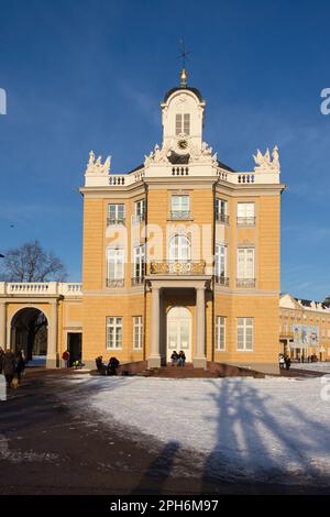 Karlsruhe - 12. Februar 2021: Teil des Karlsruher Schlosses mit Uhr an einem sonnigen Wintertag in Deutschland. Stockfoto