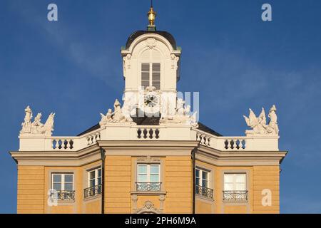 Karlsruhe, Deutschland - 12. Februar 2021: Uhr oben auf dem Karlsruher Palast an einem sonnigen Wintertag in Deutschland. Stockfoto