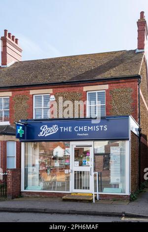 Eine kleine Zweigstelle von Boots, den Chemikern im Norfolk-Dorf Heacham. Stockfoto