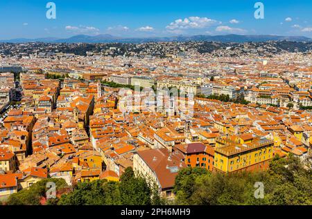 Nizza, Frankreich - 3. August 2022: Schönes Panorama mit der historischen Altstadt Vieille Ville und der Kathedrale Saint Reparata an der französischen Riviera Stockfoto