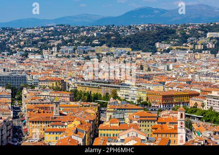 Nizza, Frankreich - 3. August 2022: Schönes Panorama mit der historischen Altstadt Vieille Ville und der Kathedrale Saint Reparata an der französischen Riviera Stockfoto