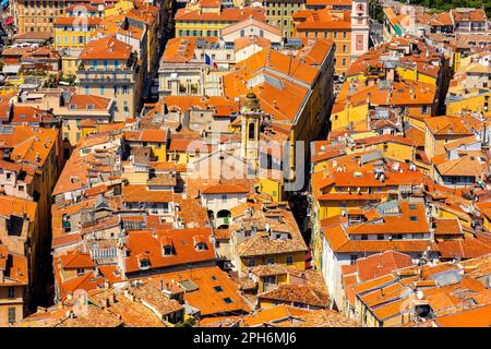 Nizza, Frankreich - 3. August 2022: Schönes Panorama mit der historischen Altstadt Vieille Ville und der Kathedrale Saint Reparata an der französischen Riviera Stockfoto