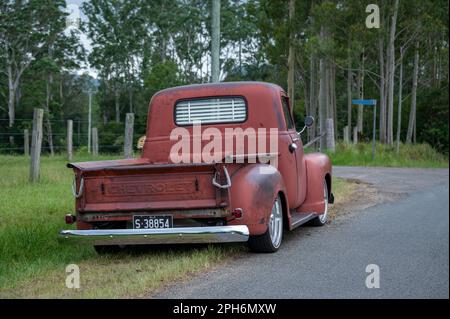 Ein 1953 amerikanischer Chevrolet 3100 Pickup-Truck. Original lackiert, aber mit einem brandneuen Chevrolet 3,5 Liter V8 Block und 3-Gang-Automatikgetriebe. Stockfoto