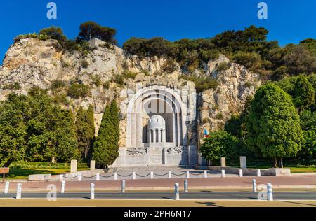 Nizza, Frankreich - 5. August 2022: Monument aux Morts Memorial to Falling on Rauba Capeu im Ersten Weltkrieg auf dem Schlosshügel im historischen Hafenviertel Stockfoto