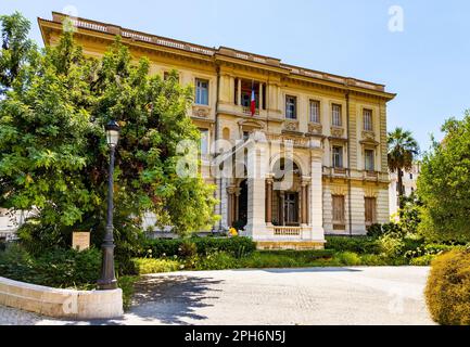 Nizza, Frankreich - 7. August 2022: Villa Massena Musee Kunstmuseum, Palast und Garten an der Promenade des Anglais in der historischen Altstadt Vieux Vieille Ville Stockfoto