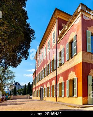 Nizza, Frankreich - 7. August 2022: Musée Matisse im Palast Villa des Arenes mit dem Belle Epoque Ancien Hotel Regina im Stadtteil Cimiez von Nizza Stockfoto