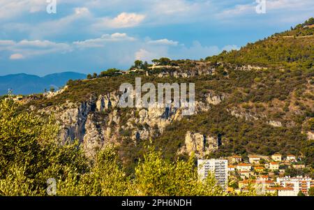 Nizza, Frankreich - 7. August 2022: Hügel des Berges Gros und der Alpen mit Villen unter dem astronomischen Observatorium über dem Paillon-Flusstal in Nizza an der Riviera Stockfoto